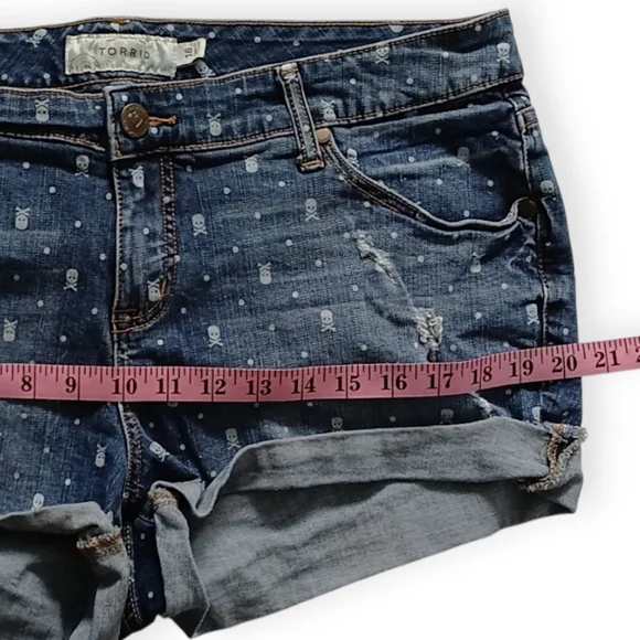 TORRID WOMEN'S SKULL POLKA DOTS  DISTRESSED BLUE DENIM JEANS SHORT. SIZE 16 - Picture 6 of 16